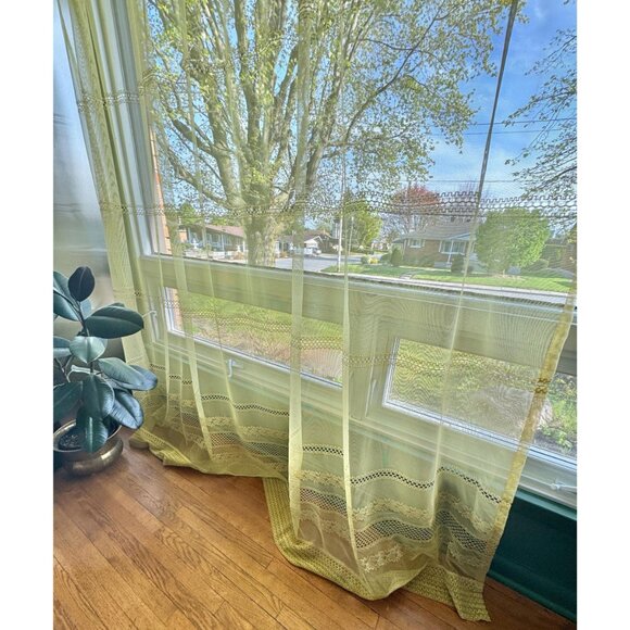 Vintage 70s curtain, muted lime green, open weave embroidered daisies, 1 panel - Picture 3 of 10